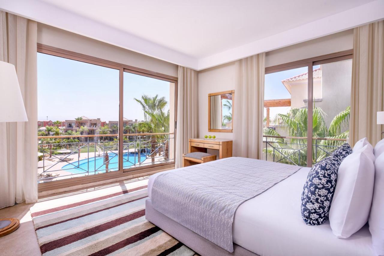 Jaz Little Venice Golf Resort Айн Сохна Екстериор снимка A bedroom at the Hilton Luxor