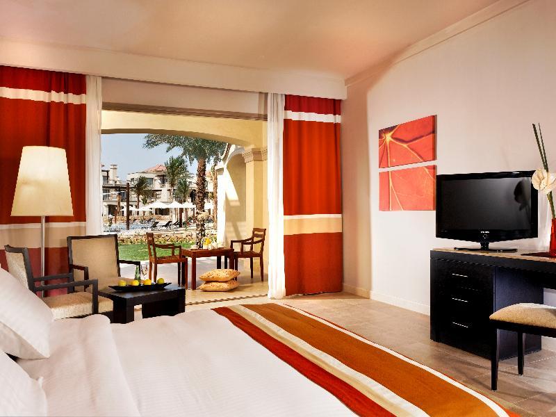 Jaz Little Venice Golf Resort Айн Сохна Екстериор снимка A room at the Sheraton Jumeirah Hotel
