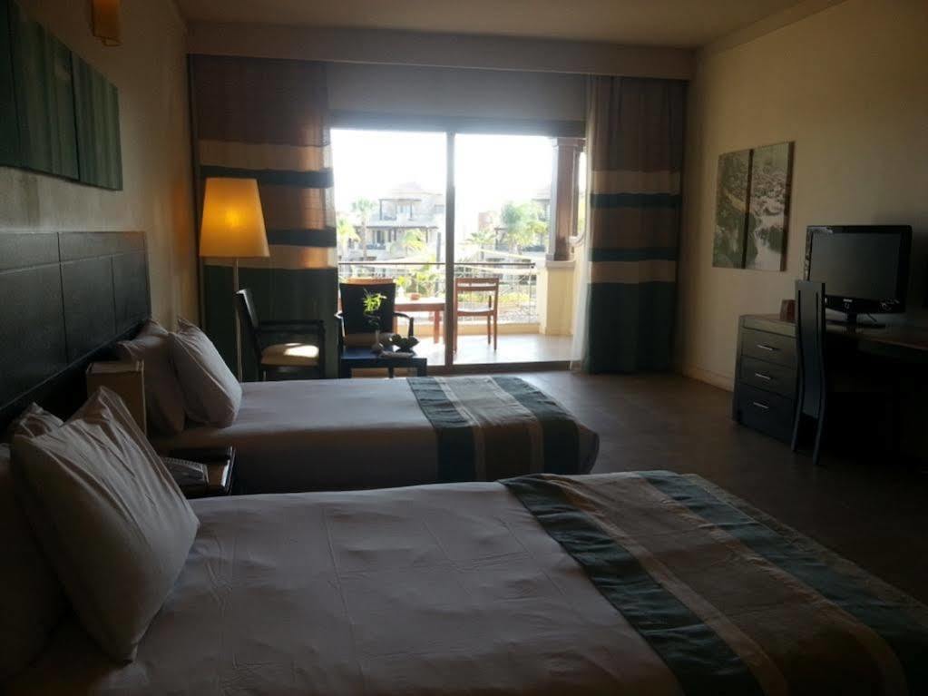 Jaz Little Venice Golf Resort Айн Сохна Екстериор снимка A room at the hotel