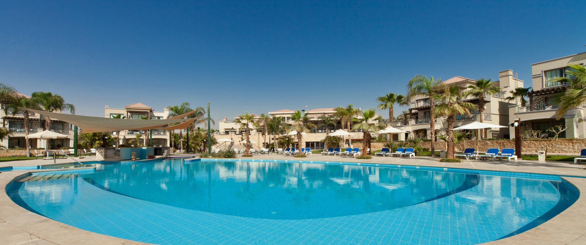 Jaz Little Venice Golf Resort Айн Сохна Екстериор снимка The swimming pool at the complex