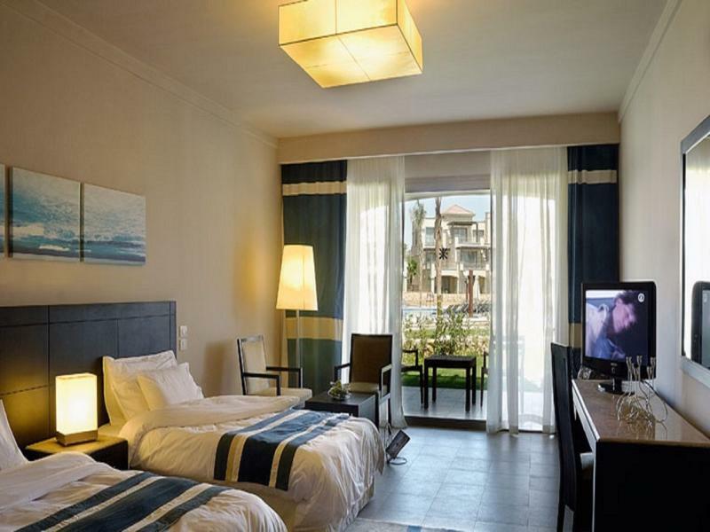 Jaz Little Venice Golf Resort Айн Сохна Екстериор снимка A room at the hotel