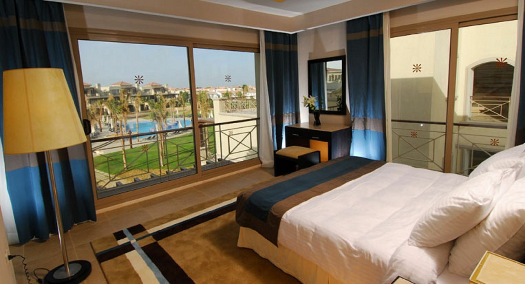 Jaz Little Venice Golf Resort Айн Сохна Екстериор снимка A bedroom at the Hilton Sharm El Sheikh